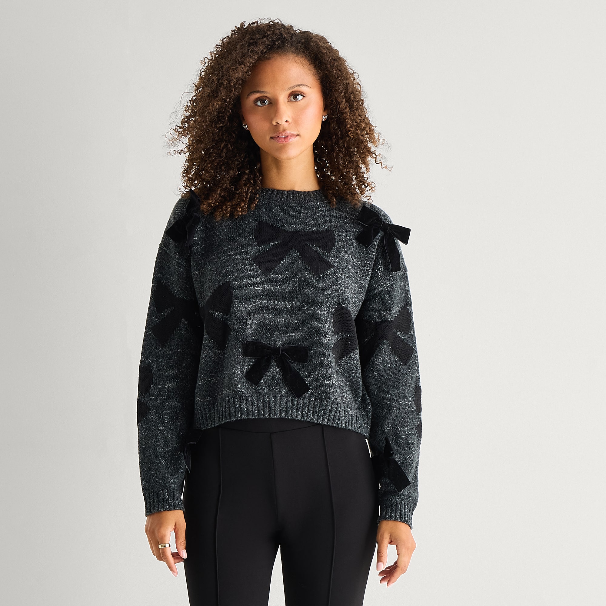 by&by Juniors Womens Crew Neck Long Sleeve Bows Pullover Sweater