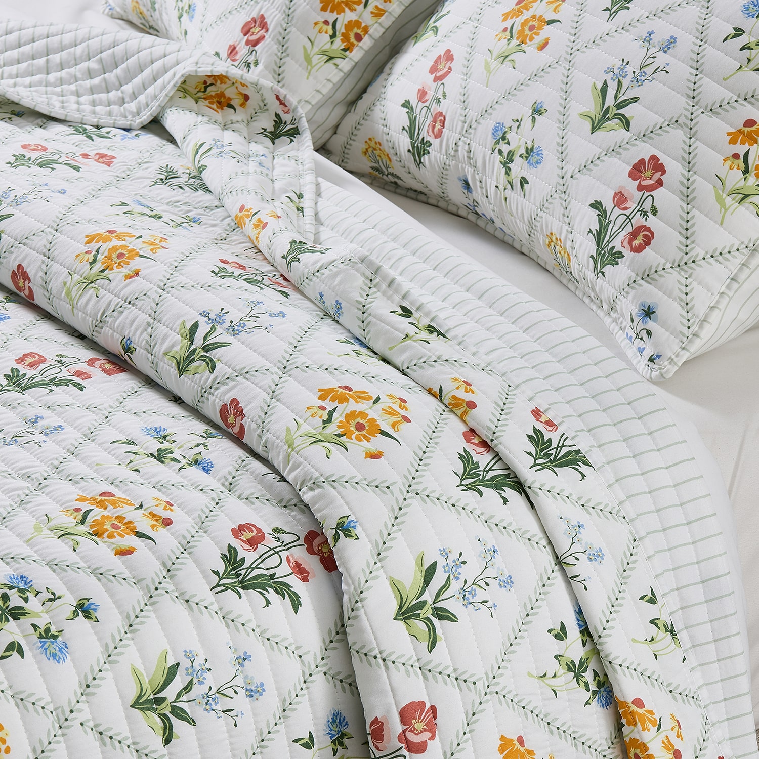 Linery Floral Lattice Reversible Quilt Set
