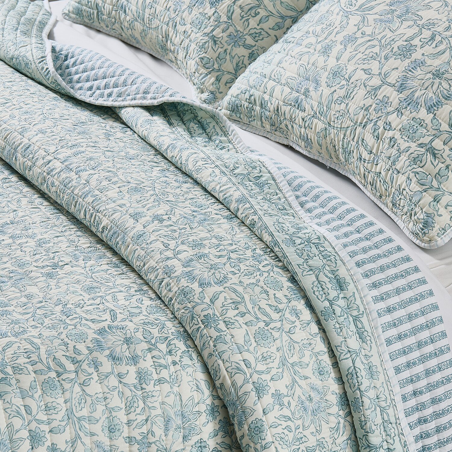 Linery Blue Border Floral Reversible Quilt Set