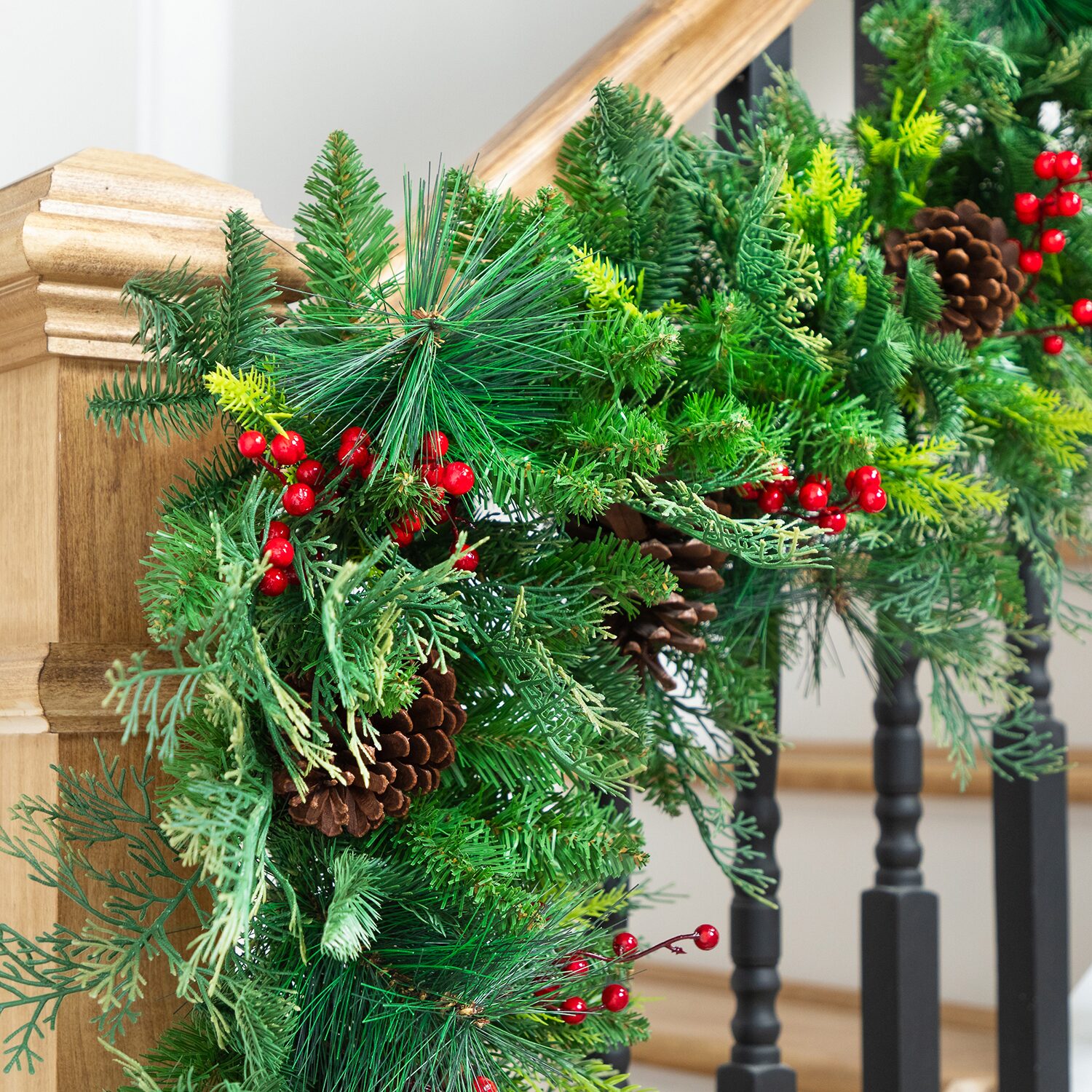 Northlight 10ft Mixed Pine With Berries Artificial Christmas Outdoor Garland