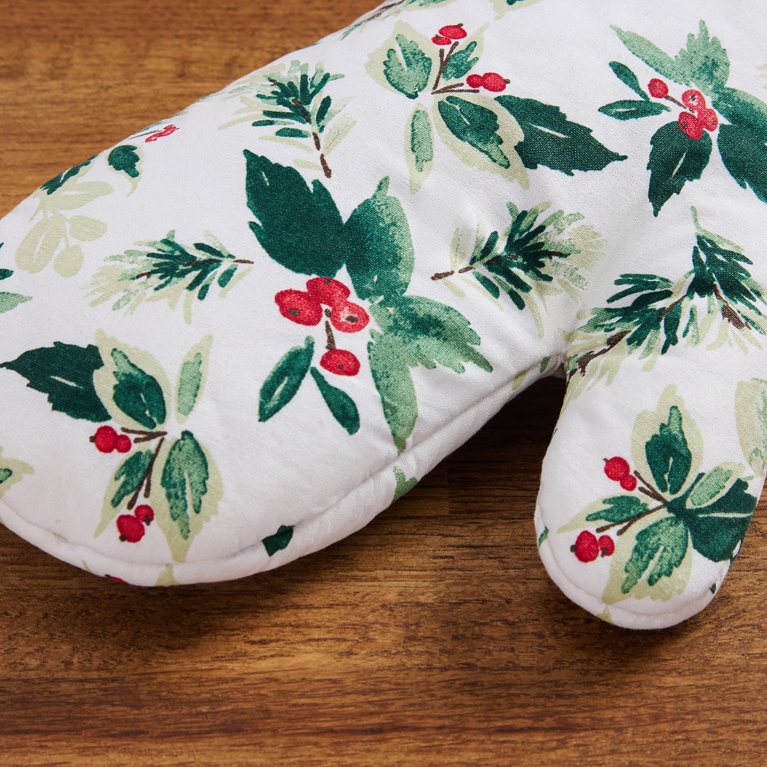 Town And Country Holly Berry 2-pc. Oven Mitt
