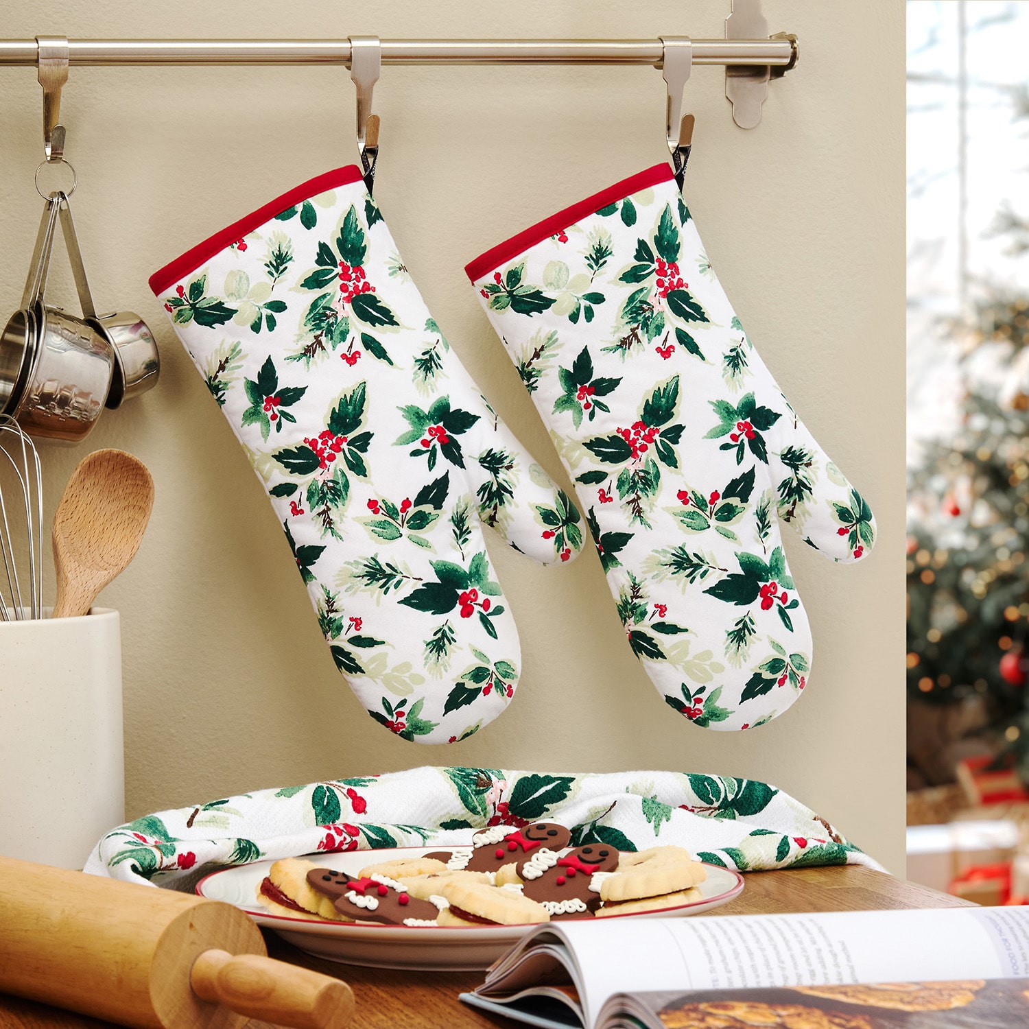 Town And Country Holly Berry 2-pc. Oven Mitt