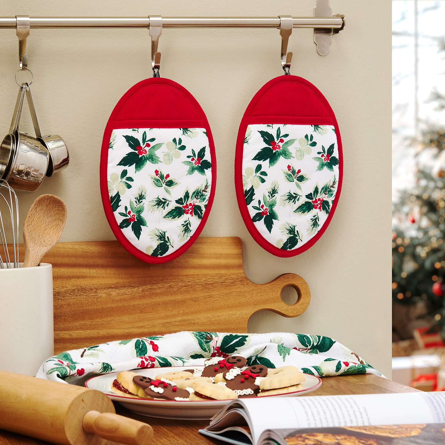 Town And Country Holly Berry Oval 2-pc. Pot Holder