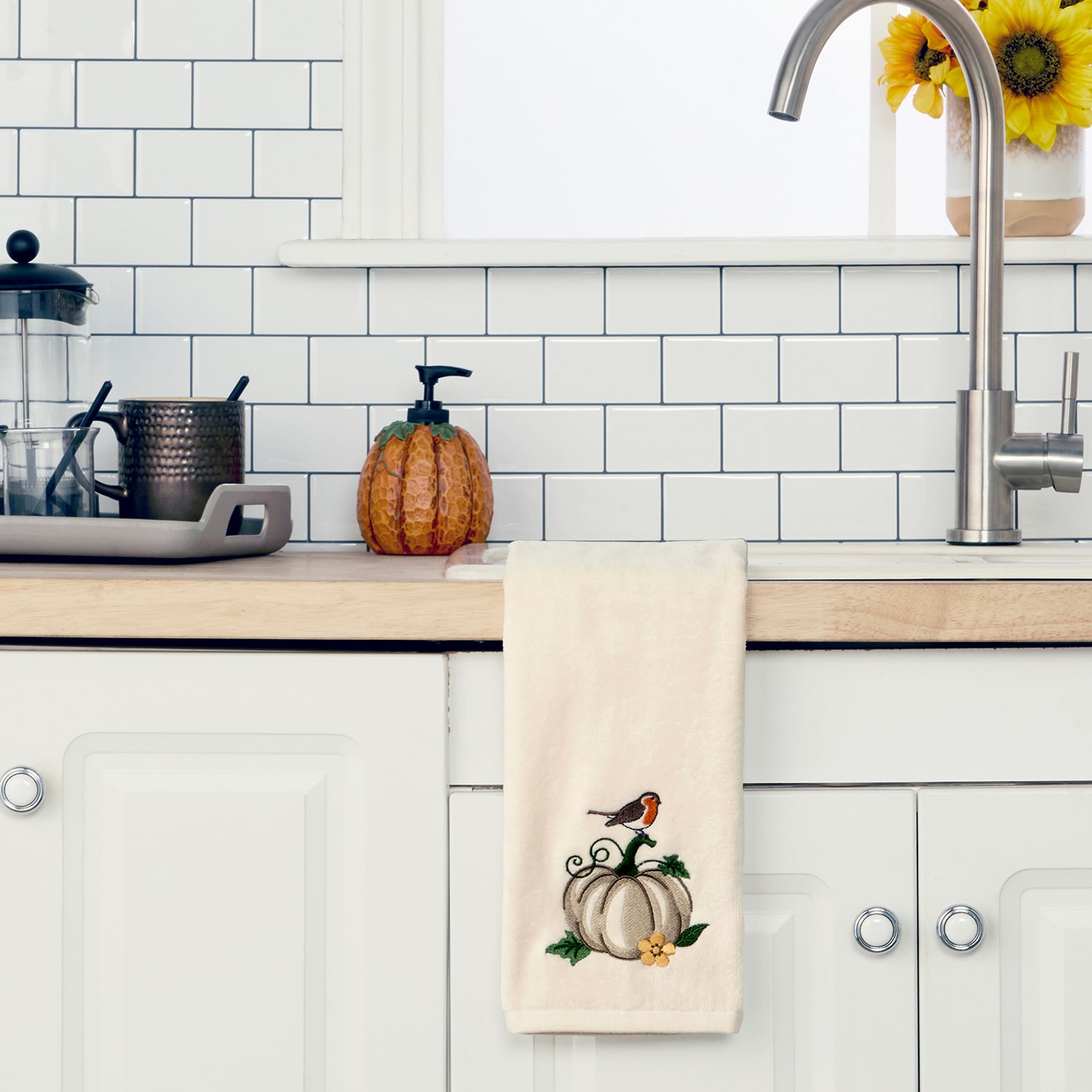 Saturday Knight Robin On Pumpkin 2-pc. Hand Towel