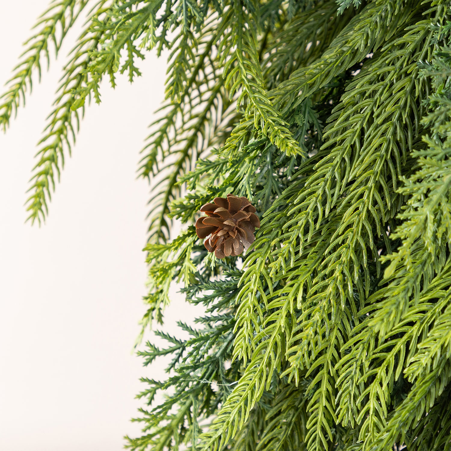 Glitzhome 25" Greenery Mixed Pe Dripping Wreath