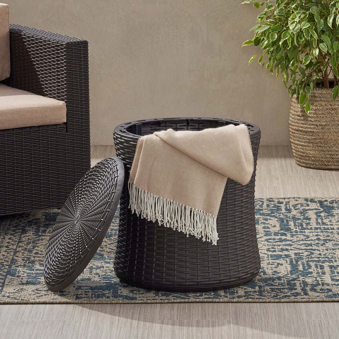 outdoor accent